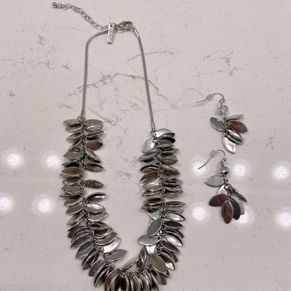 WHBM NECKLACE AND EARRING SET.
